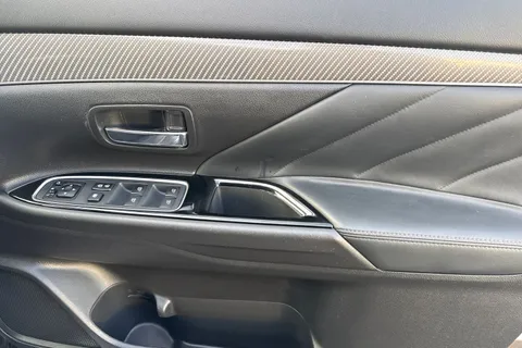 RV69WZO Mitsubishi Outlander 2.4h TwinMotor 13.8kWh 4h CVT 4WD Euro 6 (s/s) 5dr Thumbnail #21