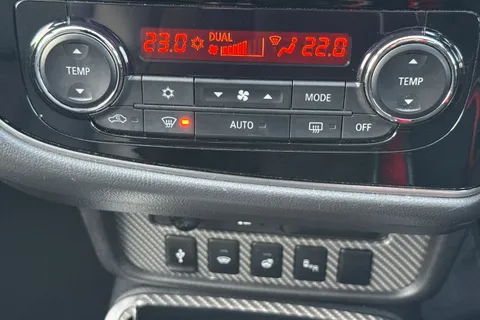 RV69WZO Mitsubishi Outlander 2.4h TwinMotor 13.8kWh 4h CVT 4WD Euro 6 (s/s) 5dr Thumbnail #22