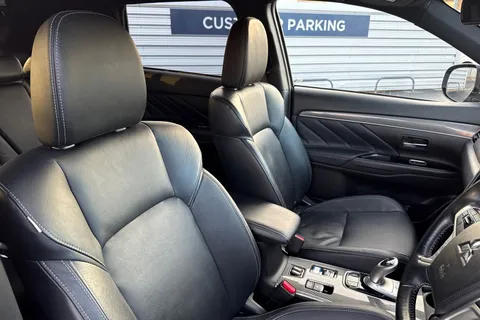 RV69WZO Mitsubishi Outlander 2.4h TwinMotor 13.8kWh 4h CVT 4WD Euro 6 (s/s) 5dr Thumbnail #24