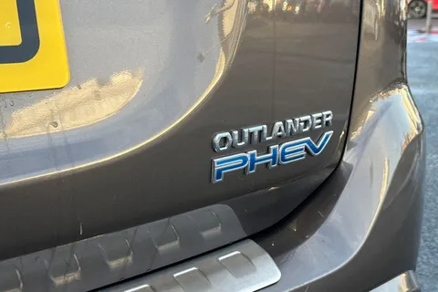 RV69WZO Mitsubishi Outlander 2.4h TwinMotor 13.8kWh 4h CVT 4WD Euro 6 (s/s) 5dr Thumbnail #25