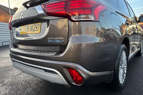 RV69WZO Mitsubishi Outlander 2.4h TwinMotor 13.8kWh 4h CVT 4WD Euro 6 (s/s) 5dr Thumbnail #29