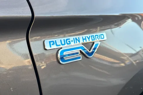 RV69WZO Mitsubishi Outlander 2.4h TwinMotor 13.8kWh 4h CVT 4WD Euro 6 (s/s) 5dr Thumbnail #30