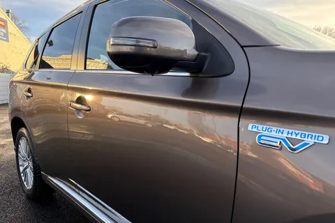 RV69WZO Mitsubishi Outlander 2.4h TwinMotor 13.8kWh 4h CVT 4WD Euro 6 (s/s) 5dr Thumbnail #31