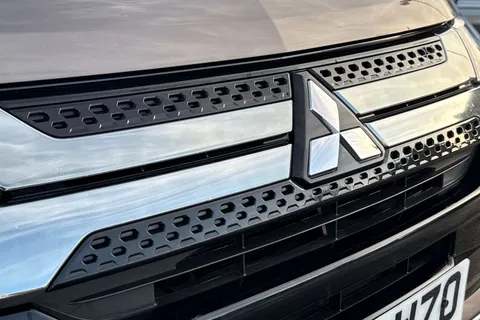 RV69WZO Mitsubishi Outlander 2.4h TwinMotor 13.8kWh 4h CVT 4WD Euro 6 (s/s) 5dr Thumbnail #33