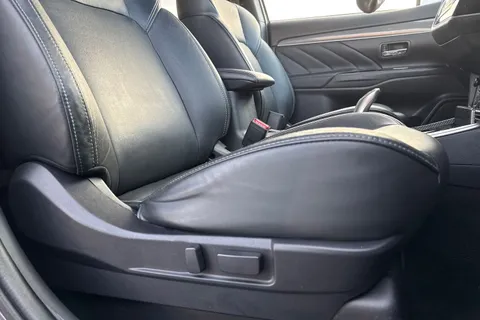 RV69WZO Mitsubishi Outlander 2.4h TwinMotor 13.8kWh 4h CVT 4WD Euro 6 (s/s) 5dr Thumbnail #35