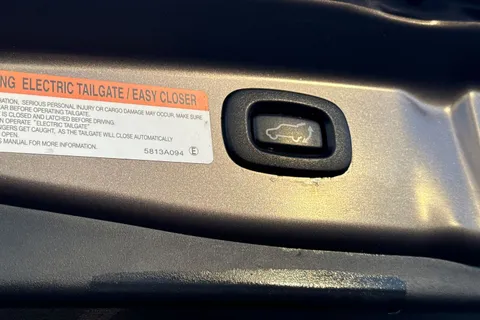 RV69WZO Mitsubishi Outlander 2.4h TwinMotor 13.8kWh 4h CVT 4WD Euro 6 (s/s) 5dr Thumbnail #36