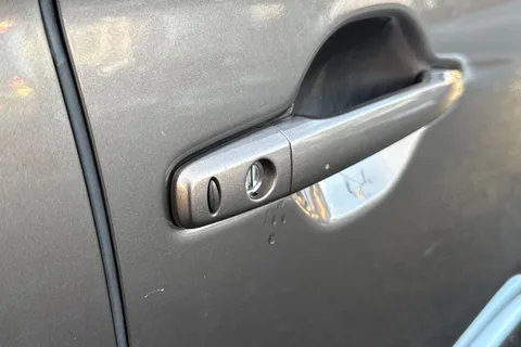 RV69WZO Mitsubishi Outlander 2.4h TwinMotor 13.8kWh 4h CVT 4WD Euro 6 (s/s) 5dr Thumbnail #37