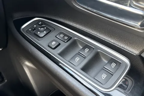 RV69WZO Mitsubishi Outlander 2.4h TwinMotor 13.8kWh 4h CVT 4WD Euro 6 (s/s) 5dr Thumbnail #40