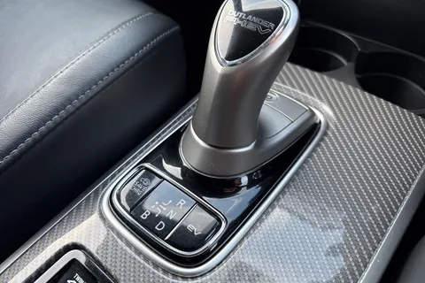 RV69WZO Mitsubishi Outlander 2.4h TwinMotor 13.8kWh 4h CVT 4WD Euro 6 (s/s) 5dr Thumbnail #48