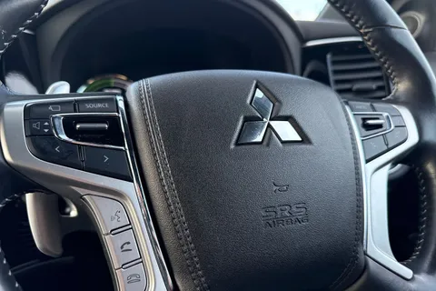 RV69WZO Mitsubishi Outlander 2.4h TwinMotor 13.8kWh 4h CVT 4WD Euro 6 (s/s) 5dr Thumbnail #51