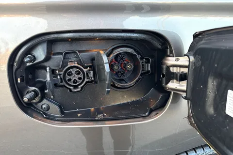 RV69WZO Mitsubishi Outlander 2.4h TwinMotor 13.8kWh 4h CVT 4WD Euro 6 (s/s) 5dr Thumbnail #52