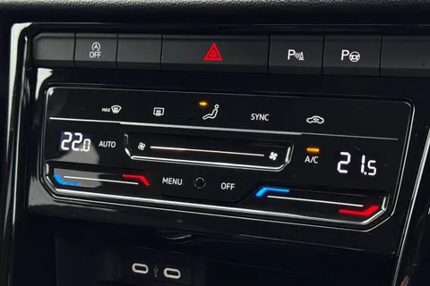 MK73NXZ Volkswagen T-Roc 1.5 TSI Style 5dr DSG **BLACK DESIGN PACK** Thumbnail #23