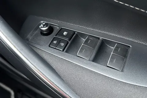 SH72KFR Toyota Corolla 1.8 VVT-h Icon Touring Sports CVT Euro 6 (s/s) 5dr Thumbnail #36