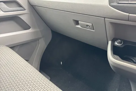 DE74HSU Volkswagen Transporter 2.0 TDI 110 Highline Van Thumbnail #19