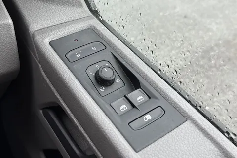 DE74HSU Volkswagen Transporter 2.0 TDI 110 Highline Van Thumbnail #40