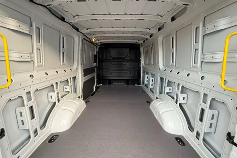 BK75YTF Volkswagen Crafter Cr35 Commerce + T 2.0 TDI 163PS HDE Commerce Plus Low Roof Van Auto + Tow Pack Thumbnail #42