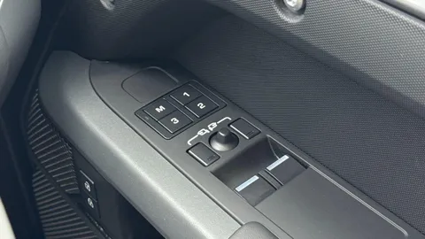 KT24OPV Land Rover Defender 3.0 D300 X 90 3dr Auto Thumbnail #27