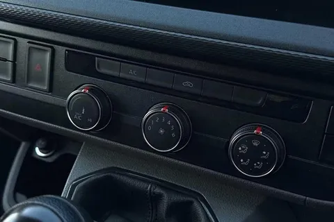 DE74VPL Volkswagen Transporter 2.0 TDI 110 Highline Van Thumbnail #18
