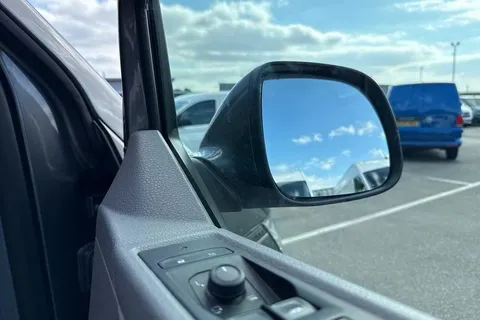 DE74WPW Volkswagen Transporter 2.0 TDI 110 Highline Van Thumbnail #17