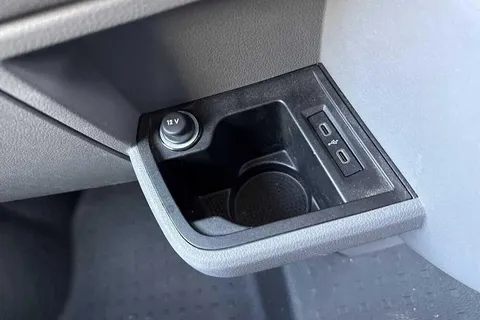 DE74VPL Volkswagen Transporter 2.0 TDI 110 Highline Van Thumbnail #32