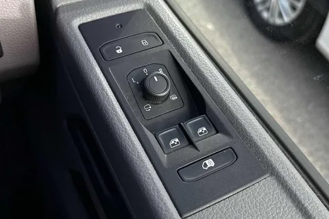 DE74WPW Volkswagen Transporter 2.0 TDI 110 Highline Van Thumbnail #32