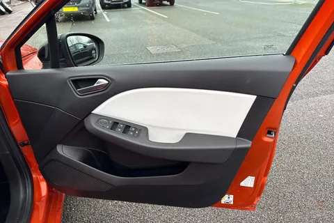 EJ72UYB Renault Clio 1.6 E-TECH Techno Auto Euro 6 (s/s) 5dr Thumbnail #20