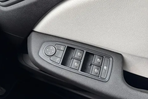 EJ72UYB Renault Clio 1.6 E-TECH Techno Auto Euro 6 (s/s) 5dr Thumbnail #38