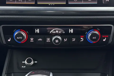 C25LAU Audi Q3 Black Edition 35 TFSI  150 PS S tronic Thumbnail #18