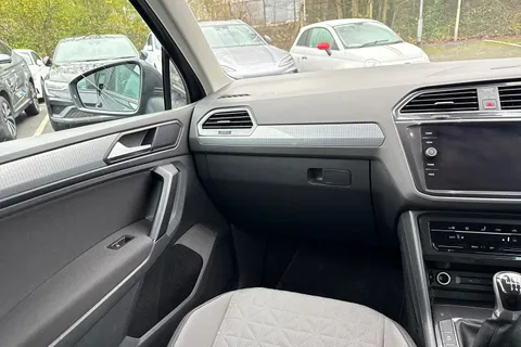 YF71XEP Volkswagen Tiguan 2.0 TDI Life 5dr Thumbnail #14