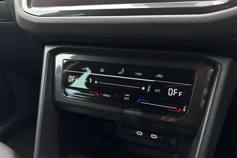 YF71XEP Volkswagen Tiguan 2.0 TDI Life 5dr Thumbnail #18