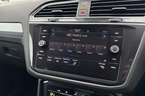 YF71XEP Volkswagen Tiguan 2.0 TDI Life 5dr Thumbnail #30