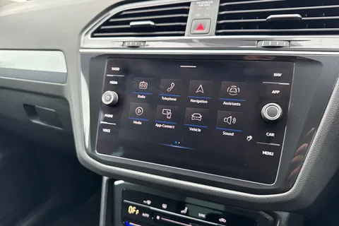 YF71XEP Volkswagen Tiguan 2.0 TDI Life 5dr Thumbnail #35