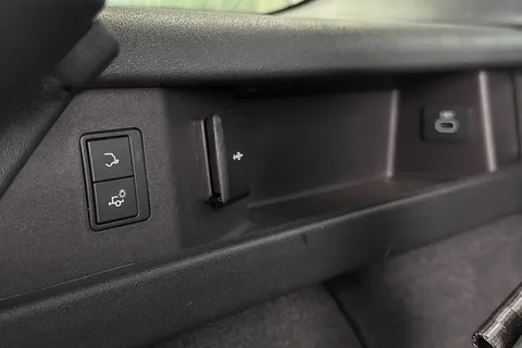 KS74NKX Land Rover Discovery Sport 2.0 D200 Dynamic HSE 5dr Thumbnail #28