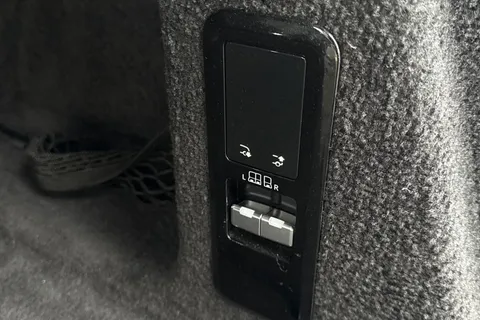 KT73EOU Land Rover Range Rover Sport 3.0 D300 Dynamic SE 5dr Thumbnail #34