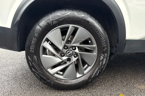FV23MJX Nissan Qashqai 1.3 DiG-T MH 158 Acenta Premium 5dr Xtronic Thumbnail #6