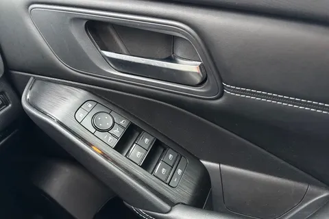 FV23MJX Nissan Qashqai 1.3 DiG-T MH 158 Acenta Premium 5dr Xtronic Thumbnail #17