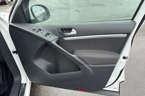 28 of 123 for Volkswagen Tiguan 2.0 TDI BlueMotion Tech Match 2WD Euro 5 (s/s) 5dr