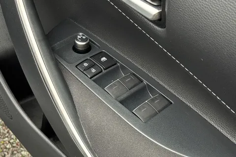 SM72BHF Toyota Corolla 1.8 VVT-h Icon Touring Sports CVT Euro 6 (s/s) 5dr Thumbnail #21