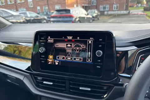  Volkswagen T-Roc 1.5 TSI Style Design Euro 6 (s/s) 5dr Thumbnail #21