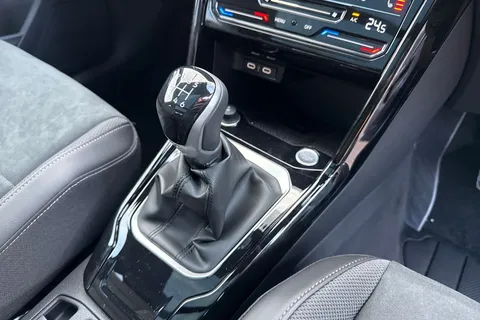  Volkswagen T-Roc 1.5 TSI Style Design Euro 6 (s/s) 5dr Thumbnail #22