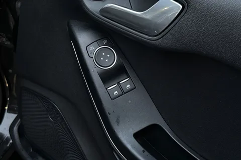 ML68UTZ Ford Fiesta 1.1 Ti-VCT Zetec Euro 6 (s/s) 5dr Thumbnail #21