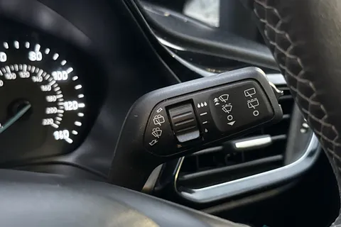 ML68UTZ Ford Fiesta 1.1 Ti-VCT Zetec Euro 6 (s/s) 5dr Thumbnail #37