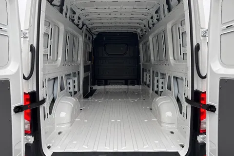 CX75JXN Volkswagen Crafter 2.0 TDI CR35 Commerce Auto FWD LWB High Roof Euro 6 (s/s) 5dr Thumbnail #6