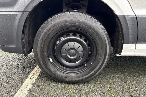 CX75JXN Volkswagen Crafter 2.0 TDI CR35 Commerce Auto FWD LWB High Roof Euro 6 (s/s) 5dr Thumbnail #9