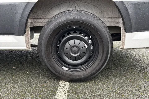 CX75JXN Volkswagen Crafter 2.0 TDI CR35 Commerce Auto FWD LWB High Roof Euro 6 (s/s) 5dr Thumbnail #10