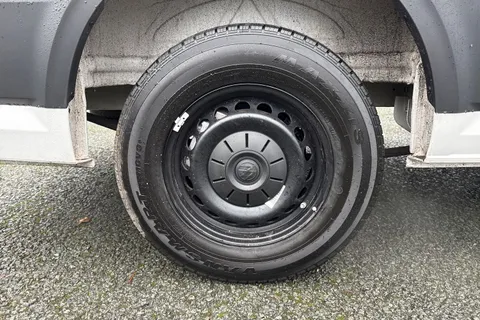 CX75JXN Volkswagen Crafter 2.0 TDI CR35 Commerce Auto FWD LWB High Roof Euro 6 (s/s) 5dr Thumbnail #11