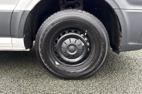 CX75JXN Volkswagen Crafter 2.0 TDI CR35 Commerce Auto FWD LWB High Roof Euro 6 (s/s) 5dr Thumbnail #12