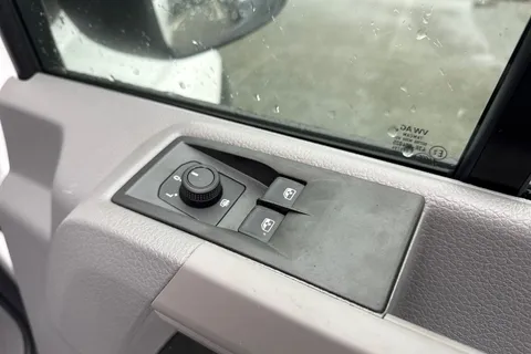 CX75JXN Volkswagen Crafter 2.0 TDI CR35 Commerce Auto FWD LWB High Roof Euro 6 (s/s) 5dr Thumbnail #20