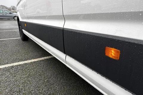 CX75JXN Volkswagen Crafter 2.0 TDI CR35 Commerce Auto FWD LWB High Roof Euro 6 (s/s) 5dr Thumbnail #26