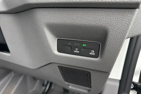 CX75JXN Volkswagen Crafter 2.0 TDI CR35 Commerce Auto FWD LWB High Roof Euro 6 (s/s) 5dr Thumbnail #28